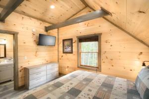 En eller flere senge i et værelse på Peaceful Escape by Stony Brook Cabins