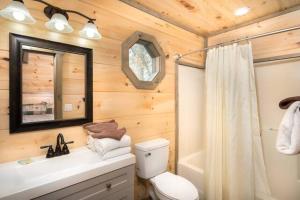 Et badeværelse på Peaceful Escape by Stony Brook Cabins + 13 billeder