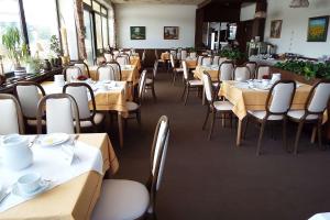 a dining room filled with tables and chairs at Park-Hotel in Bad Hönningen