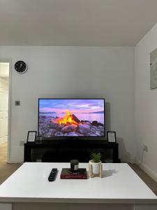 ein Wohnzimmer mit einem Flachbildfernseher an der Wand in der Unterkunft Winstanley Stay in Chesterton