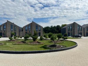 een gebouw met twee bomen ervoor bij Monci Resort in Palanga