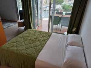 una camera da letto con un letto e vista su un balcone di NIDO 210 Garbí a Roses Altre 15 foto