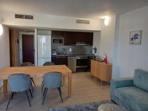 una cucina e un soggiorno con un tavolo e un divano di NIDO 210 Garbí a Roses