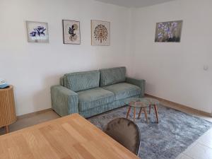 un soggiorno con un divano e un tavolo di NIDO 210 Garbí a Roses