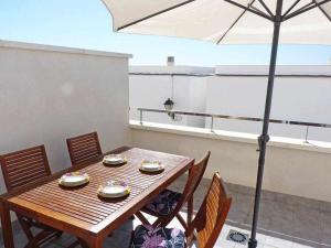 En balkon eller terrasse på Duplex Precioso con Terraza y Piscina