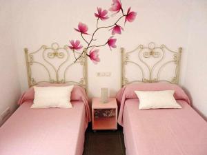 En eller flere senge i et værelse på Duplex Precioso con Terraza y Piscina + 9 billeder