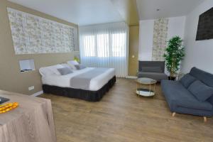 pokój hotelowy z łóżkiem i kanapą w obiekcie Rey Don Sancho w mieście Zamora