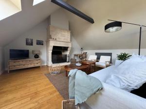 ein Schlafzimmer mit Bett und ein Wohnzimmer in der Unterkunft Maison proche mer in Agon Coutainville