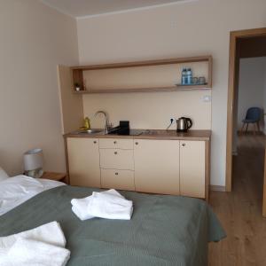 Rúm í herbergi á Mowita