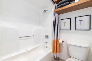 Ένα μπάνιο στο Vibrant Central Telluride Studio with Hot Tub and AC +7 φωτογραφίες