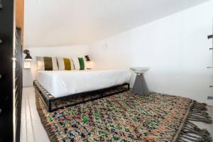 Ένα ή περισσότερα κρεβάτια σε δωμάτιο στο Vibrant Central Telluride Studio with Hot Tub and AC