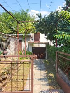 ein Tor vor einem Gebäude mit einer Garage in der Unterkunft Apartment Anis in Mostar + 4 Fotos