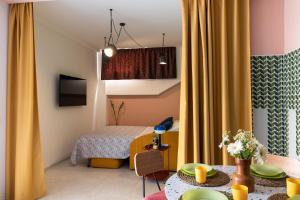 Una habitación de hotel con una cama y una mesa con sillas. en FRESHWATER PIRATES, en Gaeta