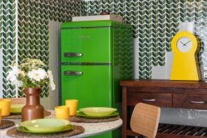 una nevera verde en una cocina con mesa en FRESHWATER PIRATES, en Gaeta 1 foto más