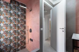 baño con ducha y pared de mosaico en FRESHWATER PIRATES, en Gaeta