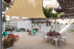 Un patio al aire libre con mesa y sillas. en FRESHWATER PIRATES, en Gaeta