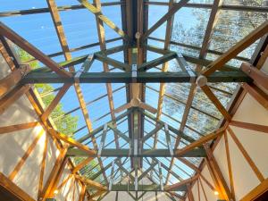 Blick auf die Glasdecke eines Gebäudes in der Unterkunft S-villa Nasu Candy in Nasu