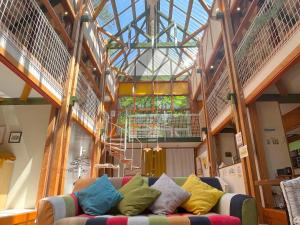 eine Couch in einem Raum mit Glasdecke in der Unterkunft S-villa Nasu Candy in Nasu