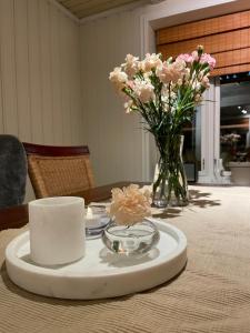 Fotografie z fotogalerie ubytování Charming Historic Home Your Ideal Tromsø Getaway v destinaci Tromsø