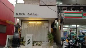 een winkelpui van een fietsenwinkel met een Bene Bond-bord bij Yanti Guest House in Canggu