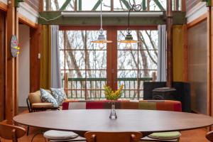 ein Tisch und Stühle in einem Raum mit einem großen Fenster in der Unterkunft S-villa Nasu Candy in Nasu