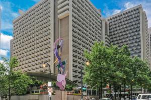 アトランタにあるModern Twist In A Historic Building, Sleeps 6の紫色のリボンの像がある大きな建物