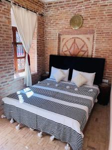 Postel nebo postele na pokoji v ubytování Riad maison Bounouar