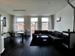 una sala de estar con un sofá y una mesa en Herenhuis aan Zeezicht, en Vlissingen