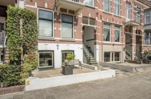 un edificio con un banco frente a un edificio en Herenhuis aan Zeezicht, en Vlissingen