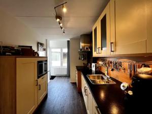 una cocina con fregadero y encimera en Herenhuis aan Zeezicht, en Vlissingen