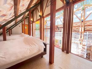 ein Schlafzimmer mit einem Bett in einem Zimmer mit Fenstern in der Unterkunft S-villa Nasu Candy in Nasu