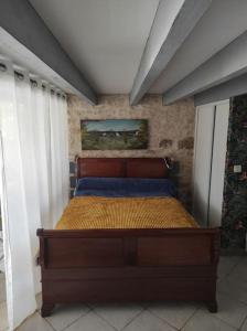 a bedroom with a bed in a room at Maison sur le causse du Quercy Lot 46 in Cremps