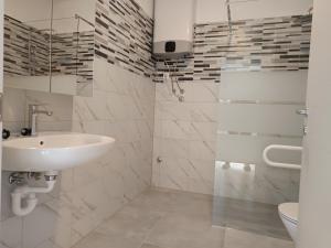Bilik mandi di Apartments Oleandar