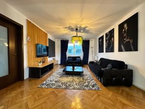 a living room with a couch and a table at Prater House Mountain View in Moieciu de Jos