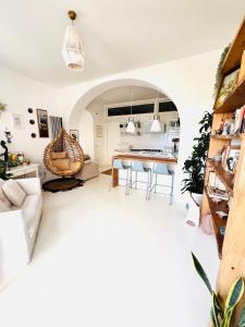 卡普里Casa Maddy的客厅里有一张桌子和一张沙发