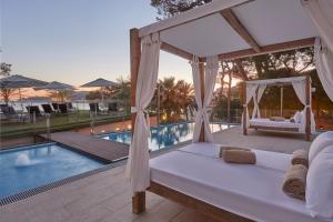 Bazén v ubytování Secrets Mallorca Villamil Resort & Spa - Adults Only (+18) nebo v jeho okolí