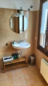 Koupelna v ubytování Casa Miret + 32 fotografií