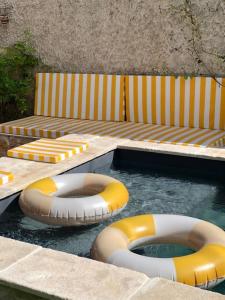 einem Pool mit zwei aufblasbaren Wasserstoffen in der Unterkunft Charmante Grange aux Monts d'Or in Collonges-au-Mont-dʼOr