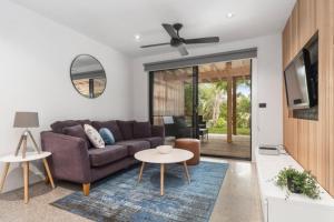 una sala de estar con un sofá y una mesa en Chic Beach Studio, en Rye