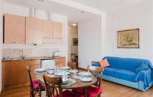 a living room with a table and a blue couch at Sandalo in Venice