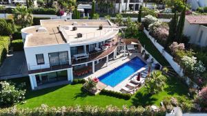 Bazén v ubytovaní Grande Villa 350 M2, piscine chauffée vue mer et collines, CAVALAIRE sur mer, 10 personnes alebo v jeho blízkosti