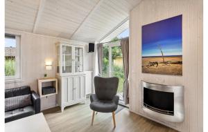 sala de estar con TV y silla en Dünenpark 2D - Dorf 4, en Travemünde