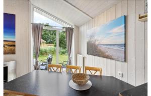 Un comedor con mesa y vista al mar. en Dünenpark 2D - Dorf 4, en Travemünde