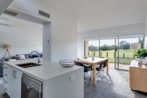 Køkken eller tekøkken på Coastal Retreat at Cape Schanck + 7 billeder