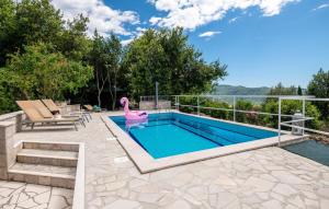 Bazén v ubytovaní Holiday Home Lovorno Croatia alebo v jeho blízkosti