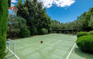 Tenis alebo squash v ubytovaní Holiday Home Lovorno Croatia alebo jeho okolí