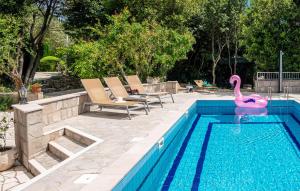 Bazén v ubytovaní Holiday Home Lovorno Croatia alebo v jeho blízkosti