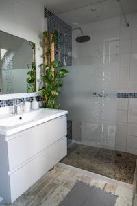 Afbeelding uit fotogalerij van Retrouvailles de famille et amis 3 étoiles in Lucy-sur-Cure