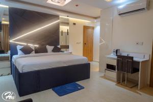 Postel nebo postele na pokoji v ubytování Hadmof Hotel and Suites