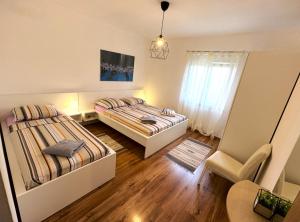 Ένα ή περισσότερα κρεβάτια σε δωμάτιο στο Apartments Miku